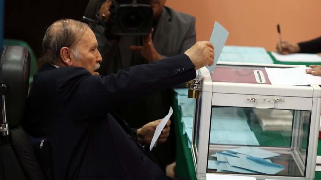 الرئيس الجزائري عبد العزيز بوتفليقة أثناء التصويت في الانتخابات المحلية لعام 2017