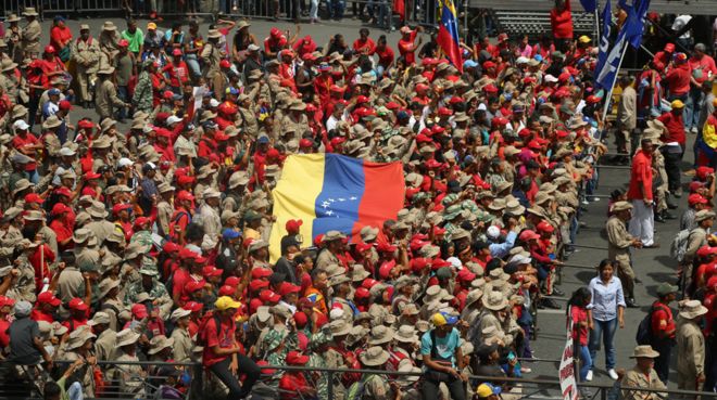 Сторонники правительства присутствуют на концерте, на котором должен состояться президент Мадуро