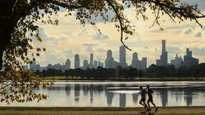 Вид на горизонт Мельбурна с озера Альберт-Парк