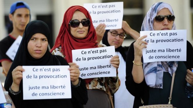 Женщины держат плакаты с надписью «Разве это не провокация, только моя свобода совести» во время «марша платка», организованного Коллективом против исламофобии «Уважение достоинства» 3 сентября 2016 года в Авиньоне, южная Франция