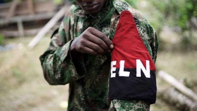 Бунтарь Марксистской Национальной Освободительной Армии Колумбии (ELN) показывает свою повязку, когда фотографируется, в северо-западных джунглях, Колумбия, 31 августа 2017 года