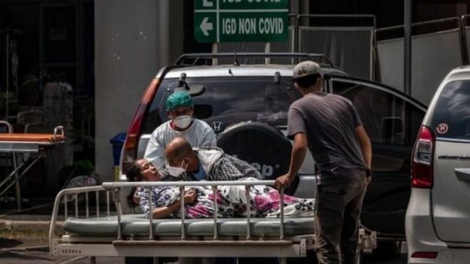 Petugas kesehatan memindahkan seorang pasien, di luar ruang gawat darurat sebuah rumah sakit di Semarang, Jawa Tengah, (02/07).