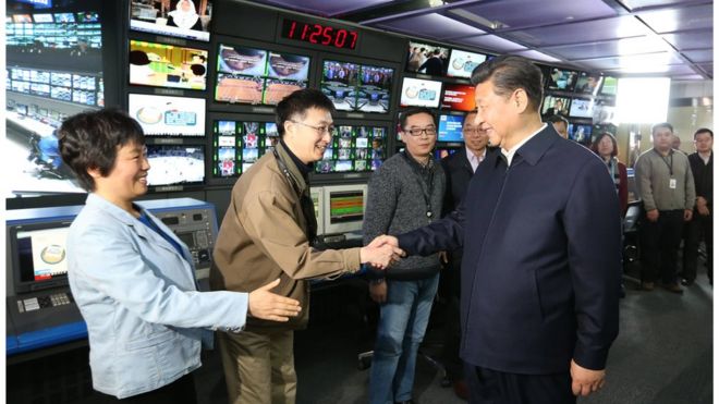 Президент Китая Си Цзиньпин пожимает руки сотрудникам Центрального телевидения Китая