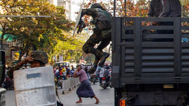 မြို့ပြဆန္ဒပြပွဲတွေကို ဖြိုခွင်းခဲ့တဲ့ စစ်ကောင်စီတပ်ဖွဲ့ဝင်များ