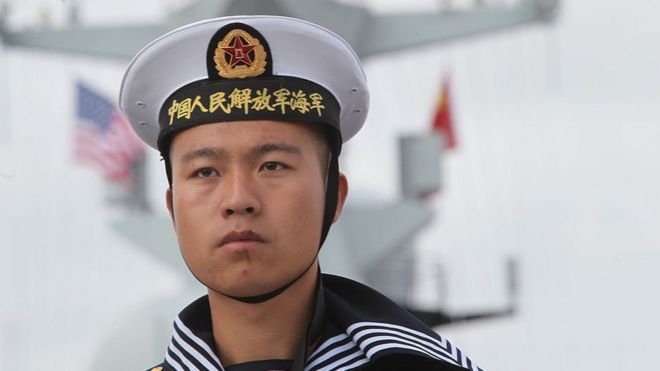 Un infante de Marina de China abordo de la fragata Yancheng.