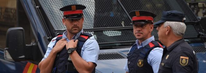 Каталонская полиция, как они в Барселоне слева, было приказано принять командование гражданской гвардии Испании (R)