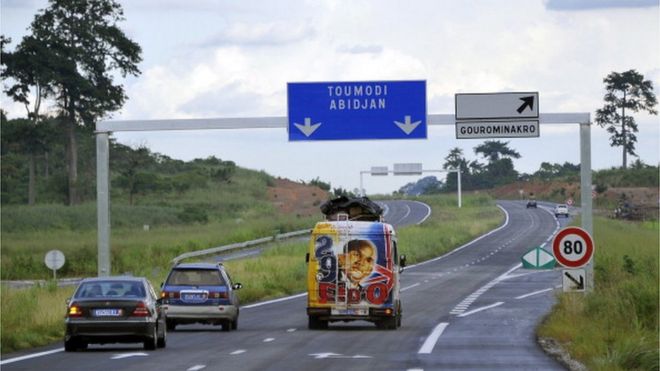 Люди водят свои автомобили по новой дороге Абиджан-Ямусукро длиной 230 км 11 мая 2014 года.