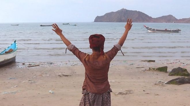 صيادون يمنيون يجدون 1.5 مليون دولار من العنبر في بطن حوت