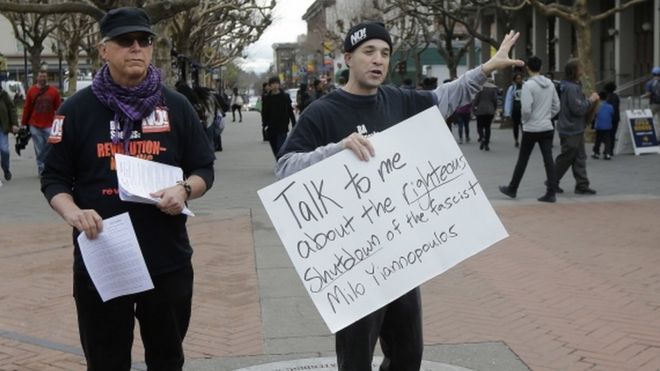 Протестующие держат таблички во время разговора со студентами и другими людьми в Университете Калифорнии, Беркли, кампус 2 февраля 2017 года.