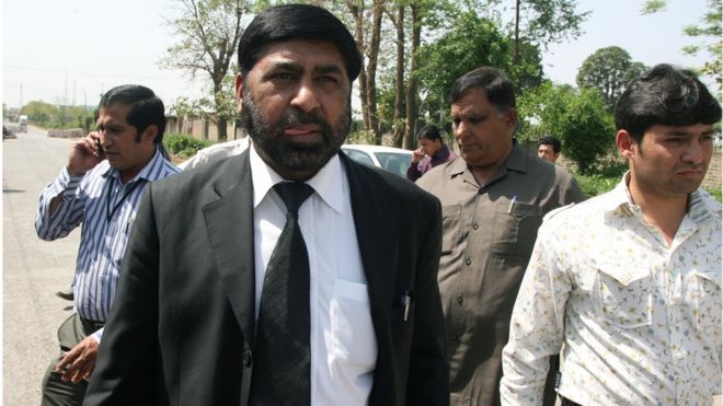 Специальный прокурор Пакистана Чаудхри Зульфикар Али (2L) ходит с другими, когда он покидает тюрьму Адияла в Равалпинди 26 марта 2011 года, после слушания по делу об убийстве экс-премьера Беназир Бхутто.