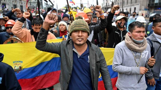 Manifestantes en Ecuador salen a la calle por aumento del costo de vida.
