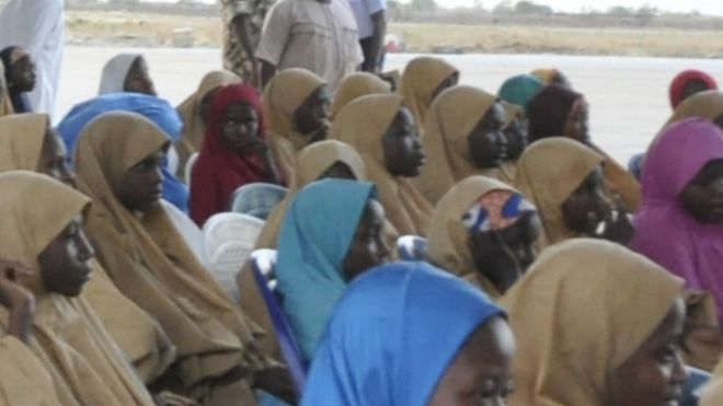 Освобожденные 104 девушки из Дапчи, еще одна девушка и мальчик собрались на базе ВВС Нигерии в Майдугурионе.