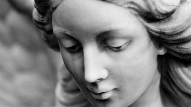 ağlayan kadın heykeli