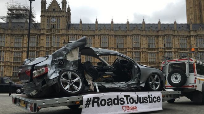 Destroços de carro em frente ao Parlamento britânicox