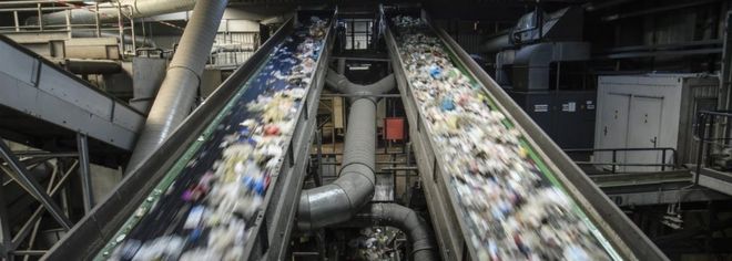 Конвейерные ленты транспортируют пластмассовые отходы на заводе по переработке ALBA Group в Берлине, Германия