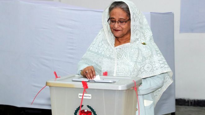 Премьер-министр Шейх Хасина голосует утром во время всеобщих выборов в Дакке, Бангладеш, 30 декабря 2018 года.