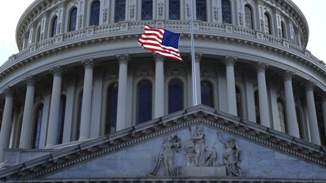 Флаг США развевается перед Капитолием в Вашингтоне. Апрель 2018 года
