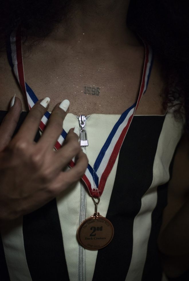 Трансвестит Робин Хоуз позирует с медалью