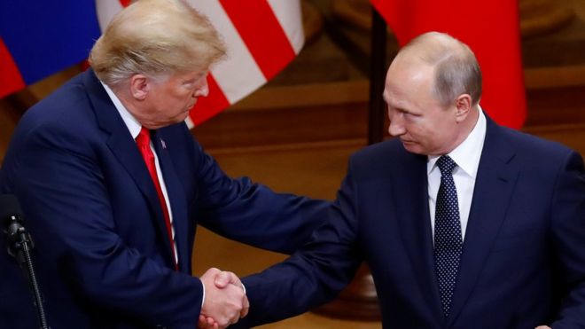 Президент США Дональд Трамп и президент России Владимир Путин пожимают друг другу руки, когда они проводят совместную пресс-конференцию после встречи в Хельсинки, Финляндия, 16 июля 2018 года