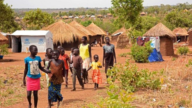 14 апреля 2017 года дети-беженцы из Южного Судана гуляют в лагере для переселения в Бидибиди в северном округе Юмбе.