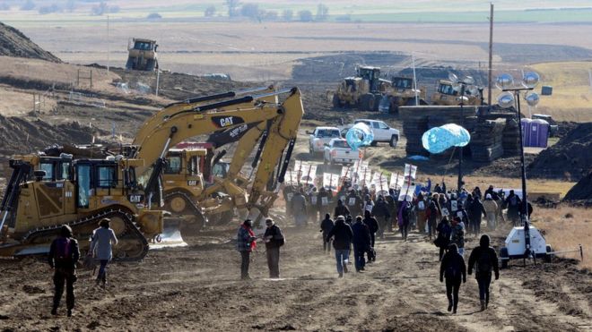 Демонстранты маршируют вдоль трассы газопровода «Дакота» у индейской резервации «Стоячий камень» в Северной Дакоте. 11 ноября 201