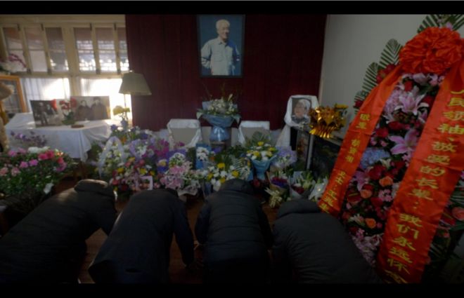 Скорбящие кланяются фотографиям бывшего лидера Чжао Цзыяна и его покойной жены Лян Боци