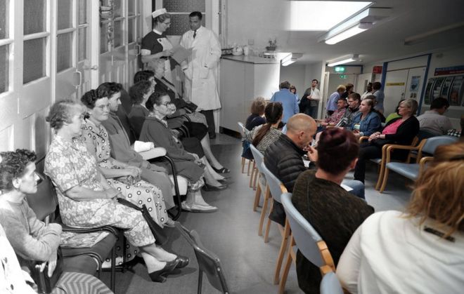 Составное изображение показывает приемную NHS в больнице Монтегю в Южном Йоркшире в 1959 г. и приемную в университетской больнице Милтон-Кинс в 2018 г.
