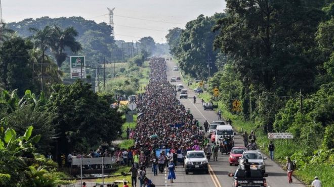 Гондурасские мигранты принимают участие в караване, направляющемся в США по дороге, соединяющей Сьюдад-Идальго и Тапачула, штат Чьяпас, Мексика, 21 октября 2018 года.