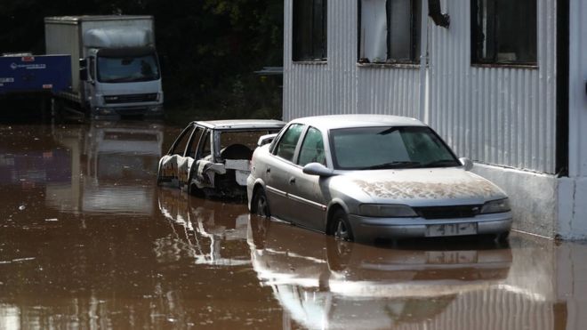 Автомобили погрузились в воду, когда река Деннет в Лондондерри разорвала свои берега