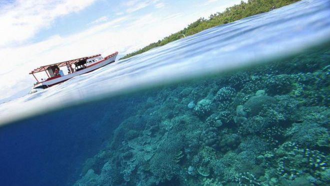 Barco navegando em oceano