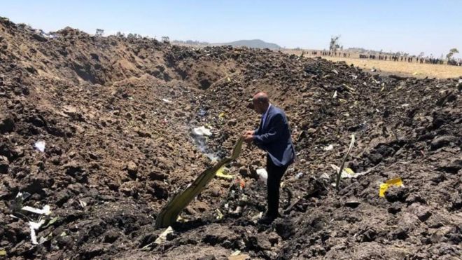 Mkurugenzi Mkuu wa Ethiopian Airlines akiwa katika eneo la tukio la ajali