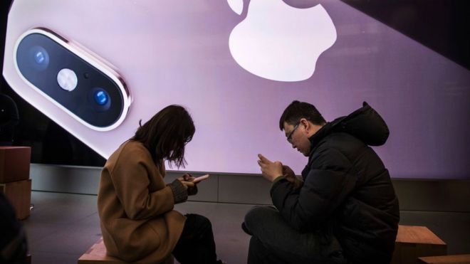 Покупатели собираются во время занятий, чтобы узнать, как использовать свои iPhone в Apple Store 7 января 2019 года в Пекине, Китай.