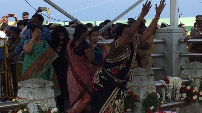 அஞ்சலி செலுத்தும் பெண்கள்