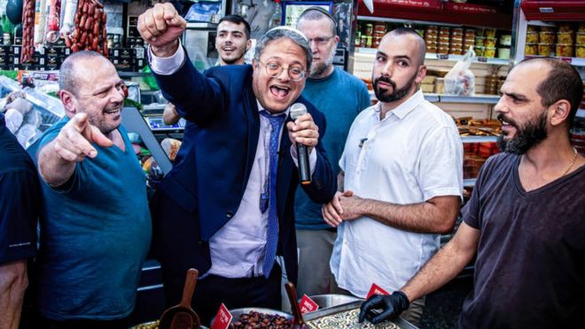 Itamar Ben-Gvir, líder del partido ultranacionalista Otsmá Yehudit, haciendo campaña para las elecciones en un mercado de alimentos.