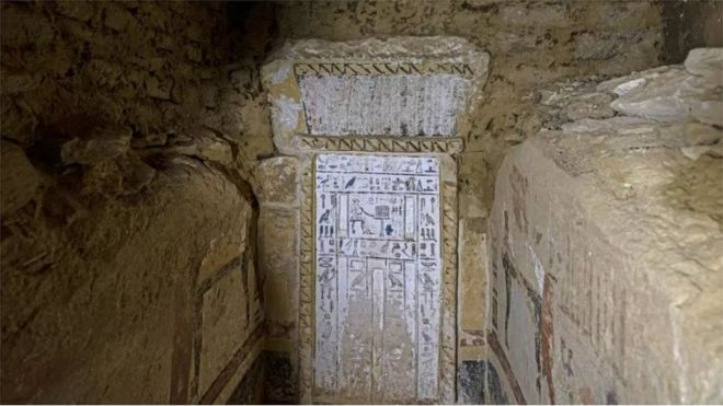 Каирдин түштүгүндөгү Саккара археологиялык казуу жайында жаңы табылган төрт көрүстөндүн бири