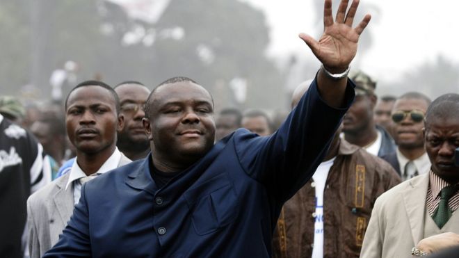 Жан-Пьер Бемба из Демократической Республики Конго 27 июля 2006 года в окружении своих сотрудников безопасности проходит около 20 000 человек вдоль главной автомагистрали в Киншасе, прежде чем принять участие в митинге.