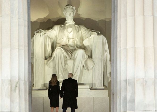 Избранный президент Дональд Дж. Трамп и его супруга Мелания Трамп прибывают на первый концерт в Мемориал Линкольна 19 января 2017 года в Вашингтоне, округ Колумбия.