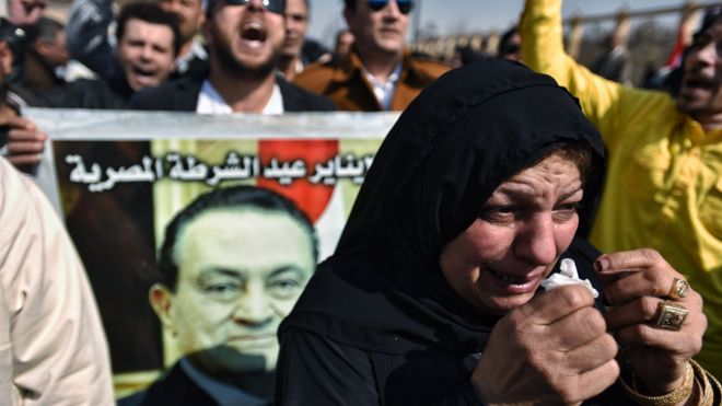 Mourners gather outside Cairo's Field Marshal Tantawi mosque for the funeral of Hosni Mubarak (26 February 2020)