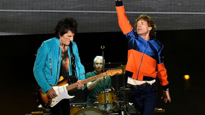 Ронни Вуд, Чарли Уоттс и Мик Джаггер из The Rolling Stones выступают на сцене во время поездки по пустыне на поле Империи Поло 7 октября 2016 года в Индио, Калифорния