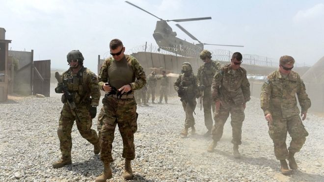 Солдаты армии США идут, когда вертолет НАТО летит над головой на передовую оперативную базу коалиционных сил (FOB) Коннелли в районе Хогьяни в восточной провинции Нангархар, Афганистан (изображение из файла 2015 года)