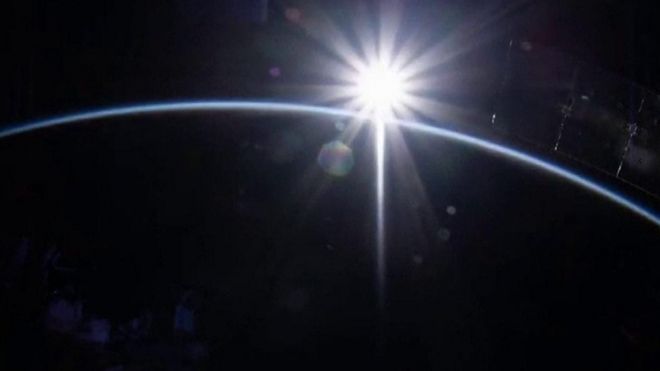 Salida del sol desde la Estación Espacial Internacional