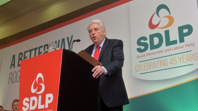 Alasdair McDonnell выступает с речью в качестве лидера на конференции SDLP