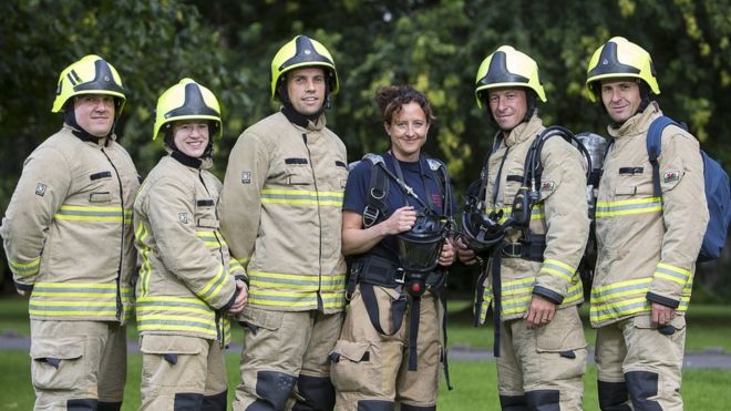Фотография Кевина Саммерхейса с его коллегами в полном пожарном снаряжении