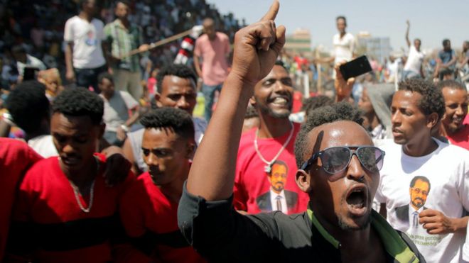 Сторонники Бекеле Гербы, генерального секретаря Конгресса Оромо-федералистов (OFC), выкрикивают лозунги, чтобы отпраздновать его освобождение из тюрьмы, в Адаме, регион Оромия, Эфиопия, 14 февраля 2018 года