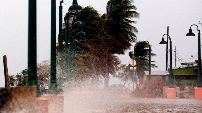 Ветры бушуют в прибрежном городе Фахардо, когда ураган Мария приближается к Пуэрто-Рико 19 сентября 2017 года