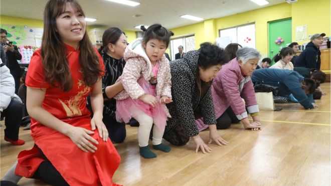 합동 세배하는 다문화 가족들