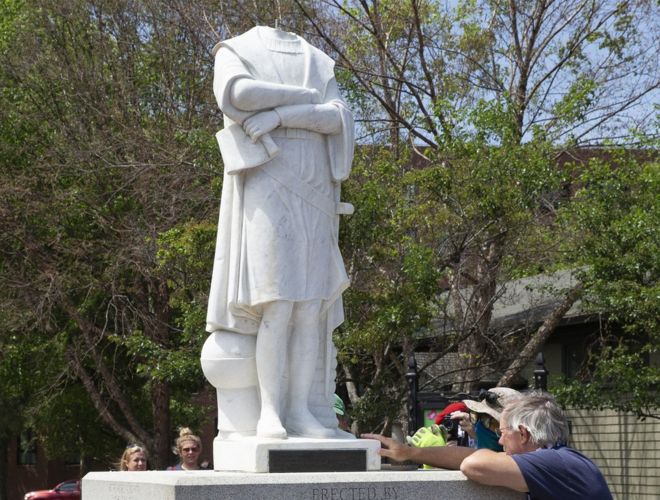 Сотрудники города осматривают обезглавленную статую Христофора Колумба в парке Колумба в Бостоне, штат Массачусетс, 10 июня 2020 г.
