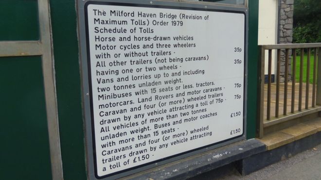 Знак взимания платы за проезд по мосту Кледдау