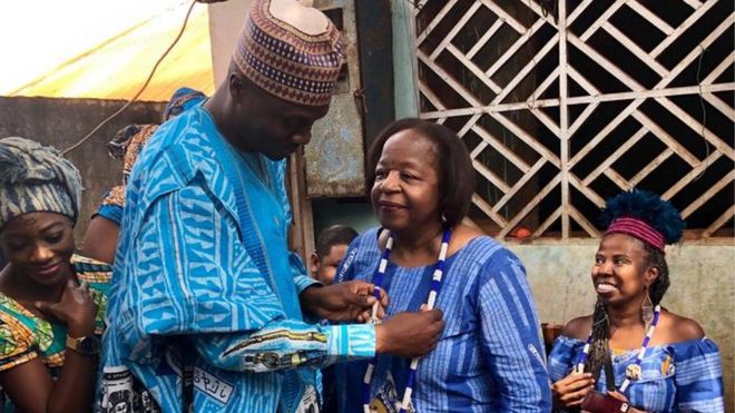 Jessica Little et Clevlyn Anderson rencontrent leur famille Bamoun à Foumban au Cameroun pour la première fois.