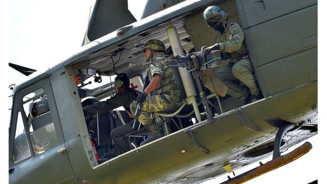 Военный вертолет пролетает над штатом Мичоакан